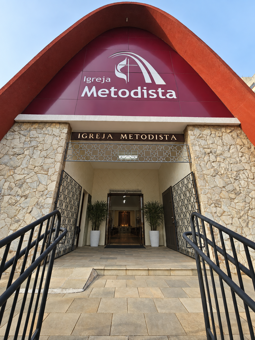 Fachada histórica da Igreja Metodista Central em Curitiba
